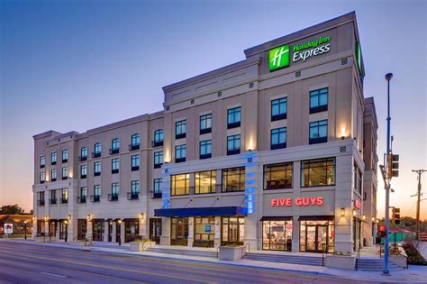 Sought-after location near Kansas State University. Features a spacious queen suite, superb bar, and tasty pub food. Enjoy great amenities including pool access and bar vouchers. ... This is one of the most booked hotels …. 
