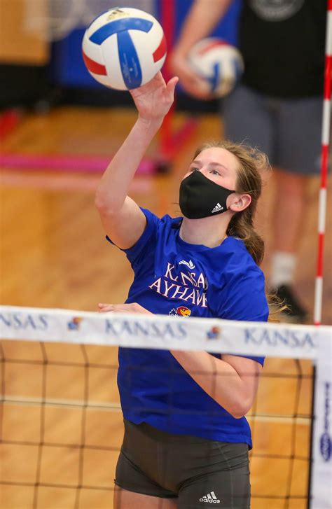 Kansas volleyball tickets. The height of the net in men’s volleyball is 7 feet 11 5/8 inches, and in women’s volleyball, it is 7 feet 4 1/8 inches. Official nets are 32 feet long and 39 inches tall. The height measurement is made in the center of the net. 