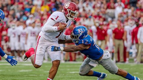 Kansas vs ou football. PREDICTION: Oklahoma 41, Kansas 38. The return of Dillon Gabriel plus the absence of Jalon Daniels is the difference in this game, in my opinion. Oklahoma’s offense is plenty good enough to put points up on the board with Gabriel on the field, and Jason Bean is in a high-pressure situation on the road. While Vegas sees Oklahoma as a touchdown ... 