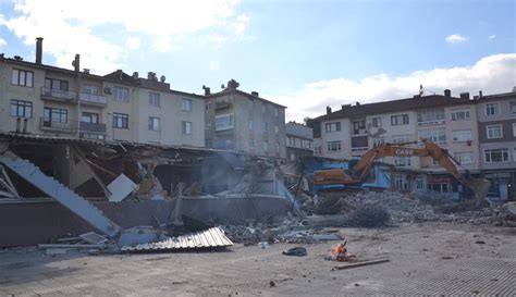 Karamürsel'de bir okulun deprem riski taşıyan 2 blokunun yıkımına başlandı