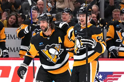 Karlsson scores late in 2nd period, Penguins defeat Maple Leafs 3-2