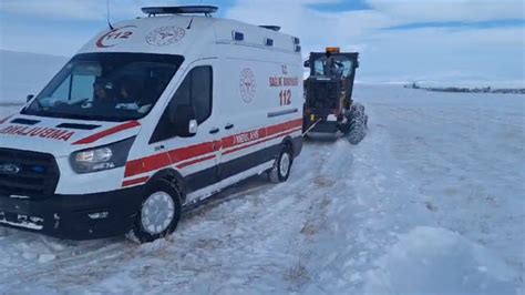 Kars’ta hastaya giden ambulans kara saplandıs