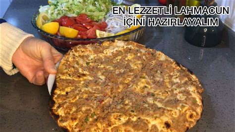 Kasap,içine kıymasını filan koyar,lahmacun içini hazırlayıp fırına verir.