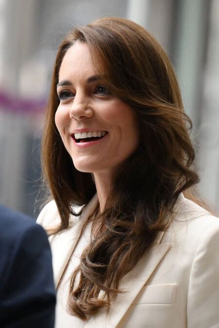 Kate Middleton se marca un (casi) total look en azul perfecto