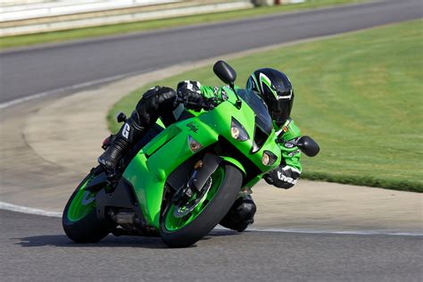 5 Suzuki GSXR 600: 155 MPH. Via :Fast Bikes. Despite no major upgrades since 2014, the Suzuki GSXR 600 is one of the top 600cc bikes on the market. On its debut, the bike boasted a 599cc, 16-valve, 4-cylinder powerful engine that delivered 110 horsepower, 50lb-ft of torque, and a terrific top speed of 155 mph. Via: Guide Auto.. Kawasaki 6r top speed