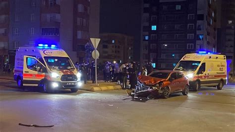 Kayseri'de iki otomobil çarpıştı: 3 ölü - Son Dakika Haberleri