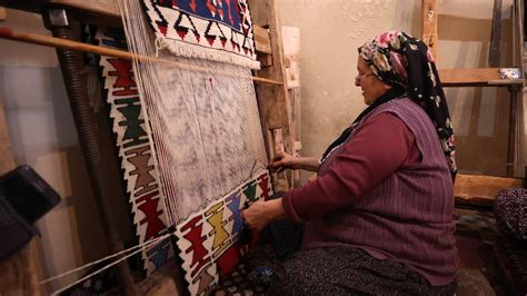Kayseri'de tarihi medrese kilim dokuyan kadınlara gelir kapısı oldu - Son Dakika Haberleri