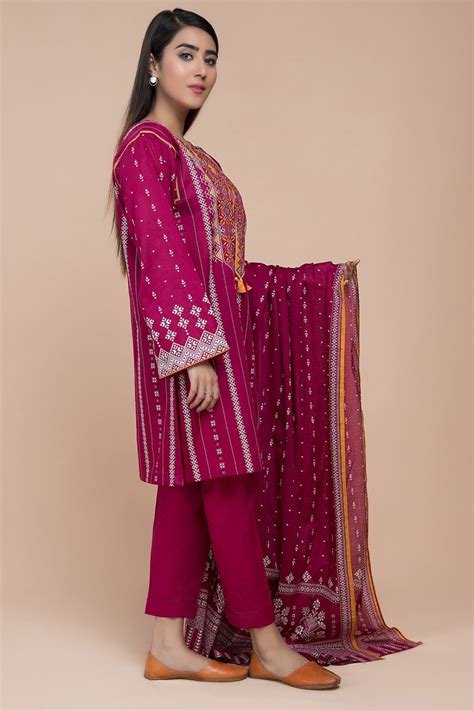 Kayseria pk. 3Pc Raw Silk Printed & Embroidered And Embellished Shirt , Raw Silk Printed Shalwar Paired With Organza Dupatta. Wash light and bright colors separately. Machine or hand wash upto 30°C/86F. Do not bleach. Do not tumble dry. Delicate spin cycle on gentler/embellished garments. Do not dry in direct sunlight. The estimated delivery … 