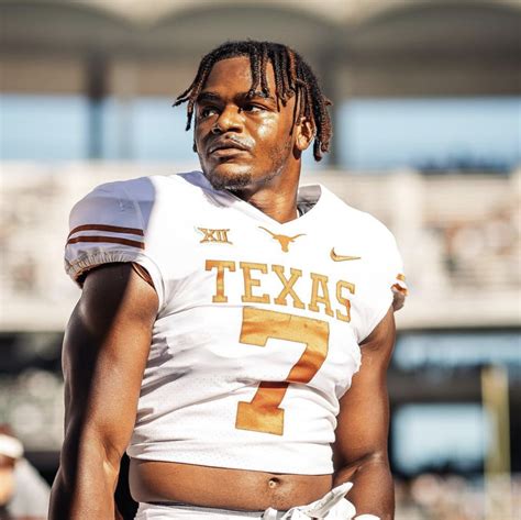 Rod Babers, Matt Butler and Jeff Howe are back with another edition of the Longhorn Blitz podcast to break down the impact of the transfer of former Alabama running back Keilan Robinson on Steve Sarkisian's Texas offense in 2021. Not only does Robinson bolster the strongest position group on offense, but his versatility should send yet another message …. 
