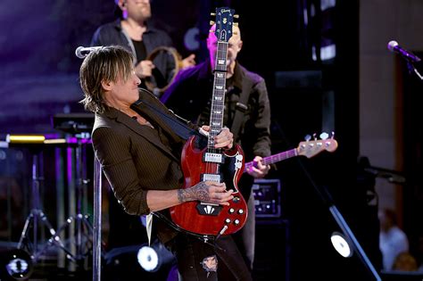 Keith Urban Rocks Out With