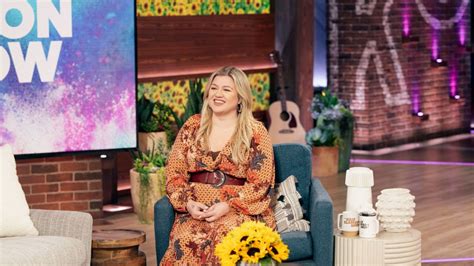 Kelly Clarkson Stuns in Beautiful Velvet Outfit on Her Show