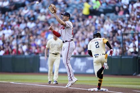 Kelly throws 7 strong innings, Diamondbacks beat Braves 3-2 for 6th straight win