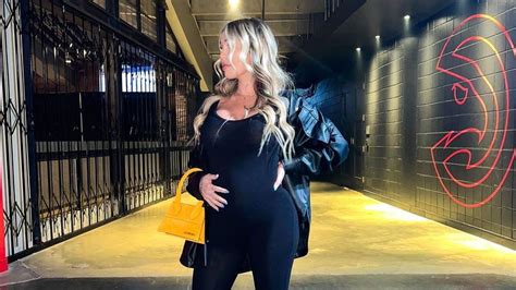 kellythekay via Instagram The girlfriend of a University of Oregon football player who died last month said Monday on Instagram that she is pregnant with his baby. . Kellythekay