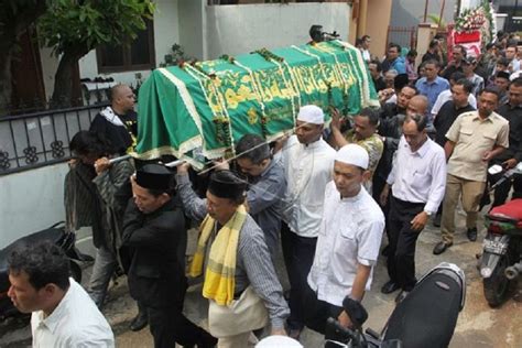 Keluaran hk 24 agustus 2021. Naik mobil bersama orang yang sudah meninggal.
