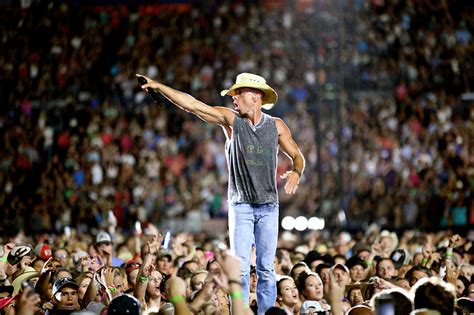 Kenny Chesney kicking off