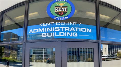 There are 4 Clerk Offices in Kenton County, Kentucky, serving a population of 163,987 people in an area of 161 square miles. There is 1 Clerk Office per 40,996 people, and 1 Clerk Office per 40 square miles. In Kentucky, Kenton County is ranked 103rd of 120 counties in Clerk Offices per capita, and 2nd of 120 counties in Clerk Offices per .... 
