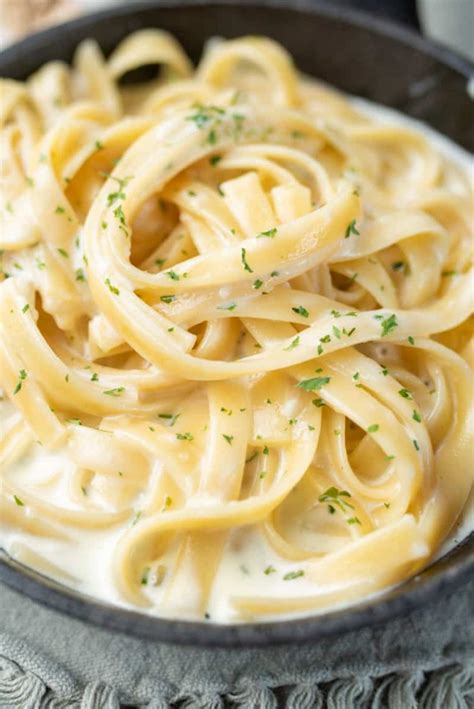 Keto alfredo sauce. May 15, 2020 · Put the broccoli and the chicken into a well-greased casserole dish. In a saucepan over medium-high heat, melt the butter. Add the minced garlic to the butter, and saute for 30 seconds. Stir in the heavy whipping cream and bring it to a low boil. Simmer for several minutes until it has thickened and reduced just a bit. 