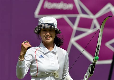 Ki bo. I really wonder how female archers like Ki Bo Bae, with body weight just around 55kg (121lbs) or Deepika Kumari (height 5 feet 3 inch, weight 53 kg, 118 lbs) can handle draw weight of 35-40 lbs. (not official number but most female archer in Olympic now a day use draw weight in lower 40s). I am not guy with huge body frame but I can easily ... 