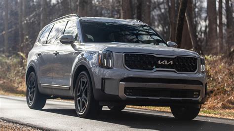 Kia telluride reviews. All Kia Tellurides continue to be powered by one engine, a 3.8-liter V-6 with 291 hp and 262 lb-ft of torque, paired with an eight-speed automatic. That powertrain enables a 0-60-mph time of 7.0 ... 