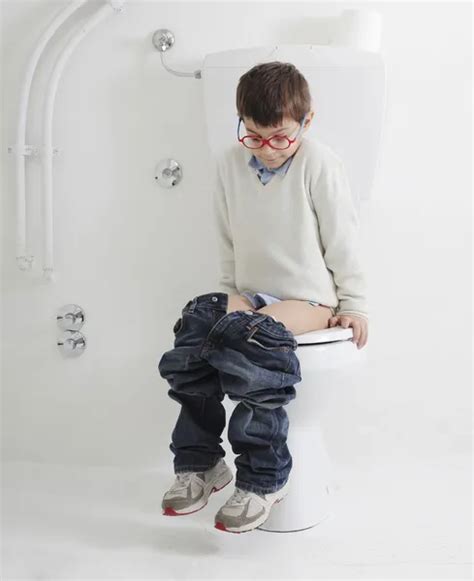 Kid on toilet Stock Photos - Depositphotos