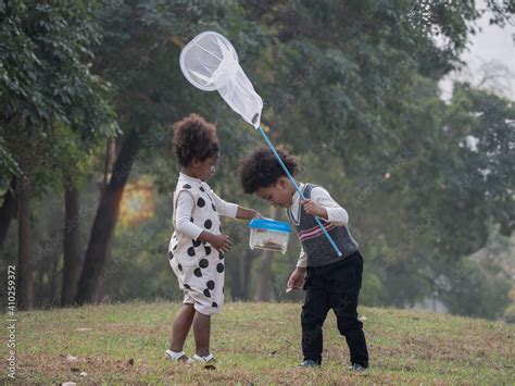 Kids Catching Bugs Stockfoto