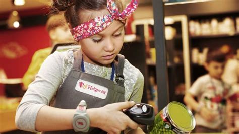 How much do Kidzania jobs pay per hour? The average hourly pay for a Kidzania job in the US is $39.30 an hour. Hourly salary range is $20.19 to $63.94 per hour..