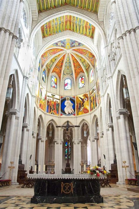 Kiko Argüello da vida al ábside de la catedral de Madrid