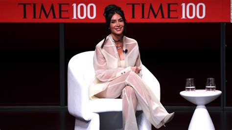 Kim Kardashian revela la “magia” del éxito de su empresa Skims a Poppy Harlow de CNN