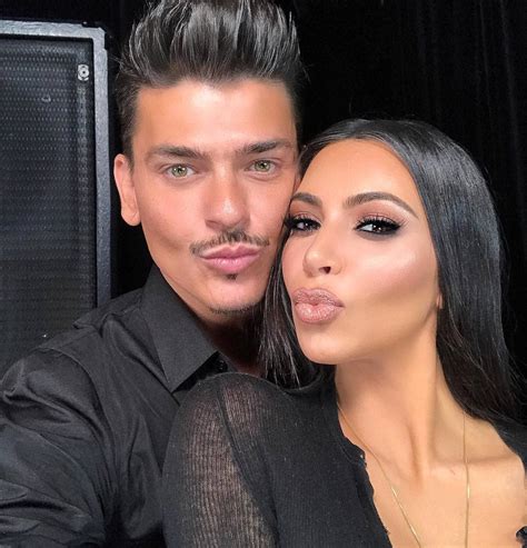 Kim kardashian makeup artist. Dec 20, 2018 · Cheekbones, “blingy” eyes, and an actual makeup bible: The 38-year-old social media tycoon does her full beauty glam just in time for the holidays. 