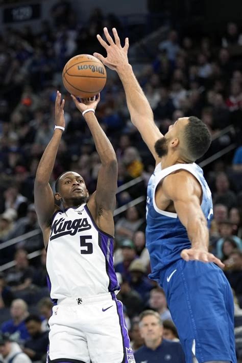 Kings stay unbeaten in NBA In-Season Tournament by topping Wolves 124-111 behind Fox’s 36 points