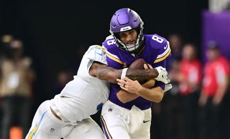 Kirk Cousins throws last-second interception in end zone as Vikings fall 28-24 to Chargers