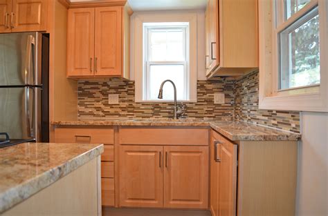 Kitchen Tile Backsplash Ideas With Maple Cabinets