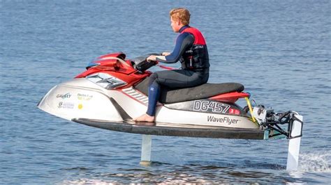 Kleines wasserfahrzeug mit je 1 ruder