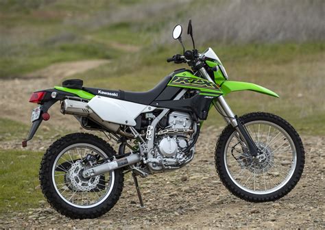 The Kawasaki KLX300R impressed us more than any bike has for some time. Not because it’s the fastest, it’s certainly not, or because it has the best handling, but because it’s a purpose-built mid-cap trailbike and it nails that brief. Let me explain. Kawasaki’s KLX300R is powered by a proven 292cc version of the KLX250’s DOHC, …. 
