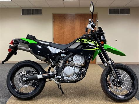 Jul 10, 2021 · The differences between the SM and the KLX dual sport include smaller, wider 17-inch wheels (dirt–oriented 21-inch front, 18-inch rear are standard on the KLX), a 300-millimetre front disc (250 ... . 