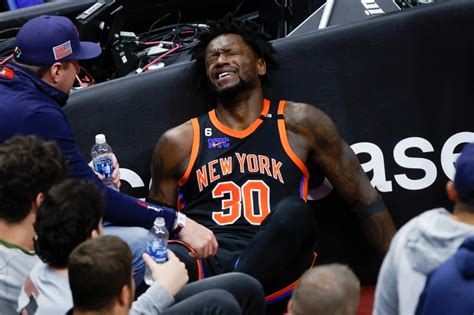Knicks' Randle misses Game 1 vs Heat with sprained ankle