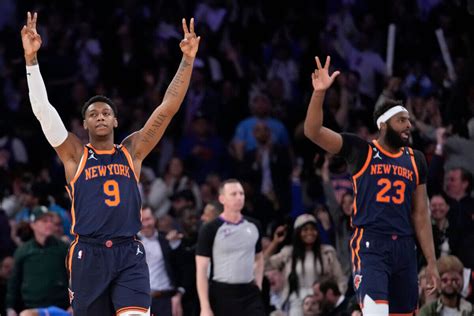 Knicks pull away late without Randle to beat Heat 101-92