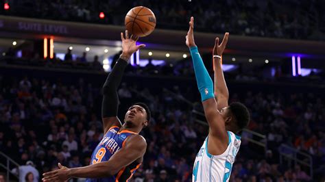 Knicks record season-highs in points, shooting percentage in 129-107 win over Hornets