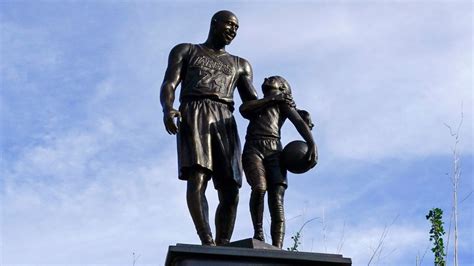Kobe kobe kobe. The Los Angeles Lakers revealed a statue of Kobe Bryant on Thursday, honoring their late superstar with a 19ft bronze likeness outside their downtown arena.. The 4,000lb statue depicts Bryant in ... 