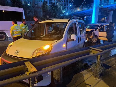Kocaeli'de 2 hafif ticari aracın çarpıştığı kazada 1 kişi yaralandıs