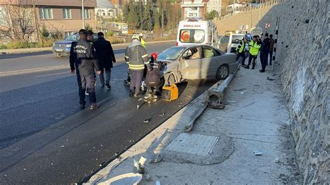 Kocaeli'de aydınlatma direğine çarpan otomobilin sürücüsü ağır yaralandı