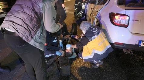 Kocaeli'de kamyona çarpan pikaptaki 3 kişi yaralandı - Son Dakika Haberleri