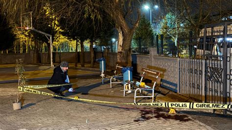 Kocaeli'de okul bahçesinde bıçaklı saldırıya uğrayan kişi ağır yaralandı