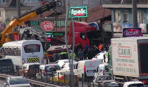 Kocaeli'de tırın çay ocağına çarptığı kazada 4 kişi yaralandıs