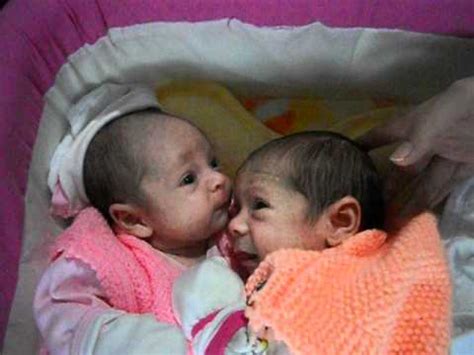 Komik ikiz bebek fotoğrafları