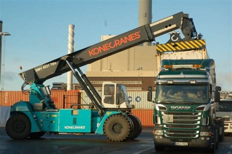 Konecranes presents the world’s first hybrid reach stacker