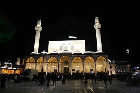 Konya’da Miraç Kandili’nde vatandaşlar camilere akın ettis