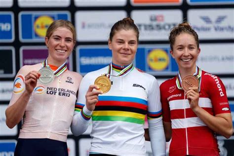 Kopecky makes it a trifecta of world title gold medals with her road race win in Scotland