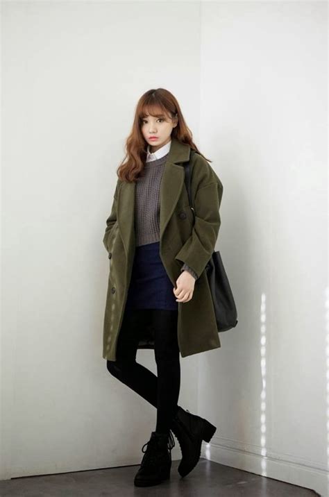 Korean winter fashion. Berets, Beanies, & Bucket Hats. Flannel Shirt. Midi Skirt. Low-Rise Trousers. Denim Jacket. Chunky Boots. (If you live in the Southern hemisphere and are transitioning into spring, head to our previous article on 10 Korean Spring Fashion Trends 2023.) 1. Trench Coat. 