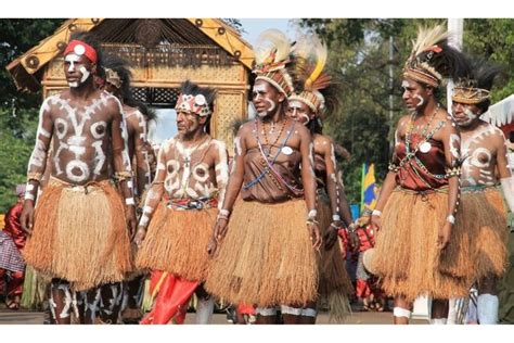 Koteka dan Rok Rumbai, Pakaian Adat Papua - KOMPAS.com